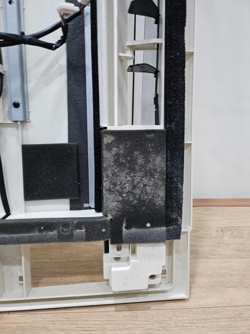 후기 사진 — 패널 내부 곰팡이 오염 접사